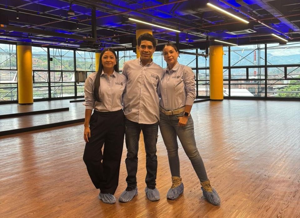 Profesionales de SBP INSTALACIONES SAS instalando pisos vinílicos en una remodelación.